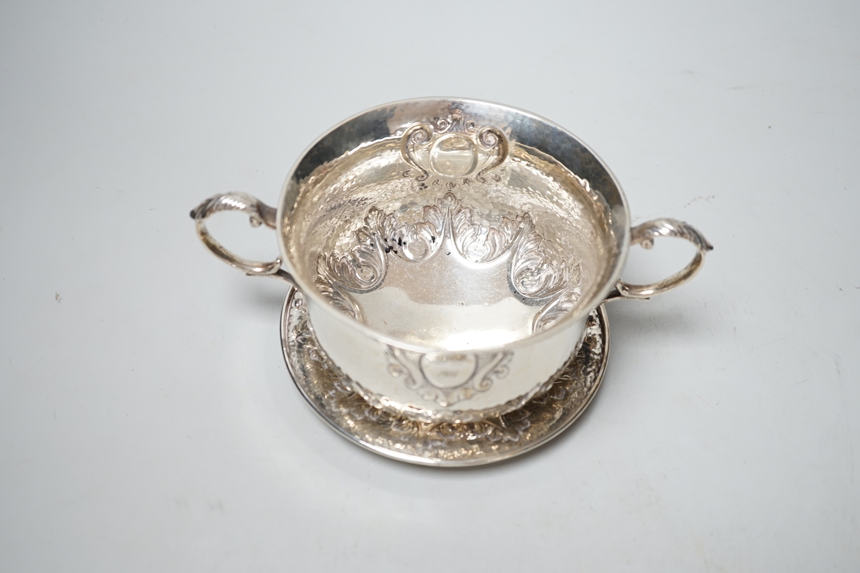 An Edwardian hammered silver two handled porringer on stand, Elkington & Co, London, 1903, diameter 17.7cm over handles, 10.9oz.